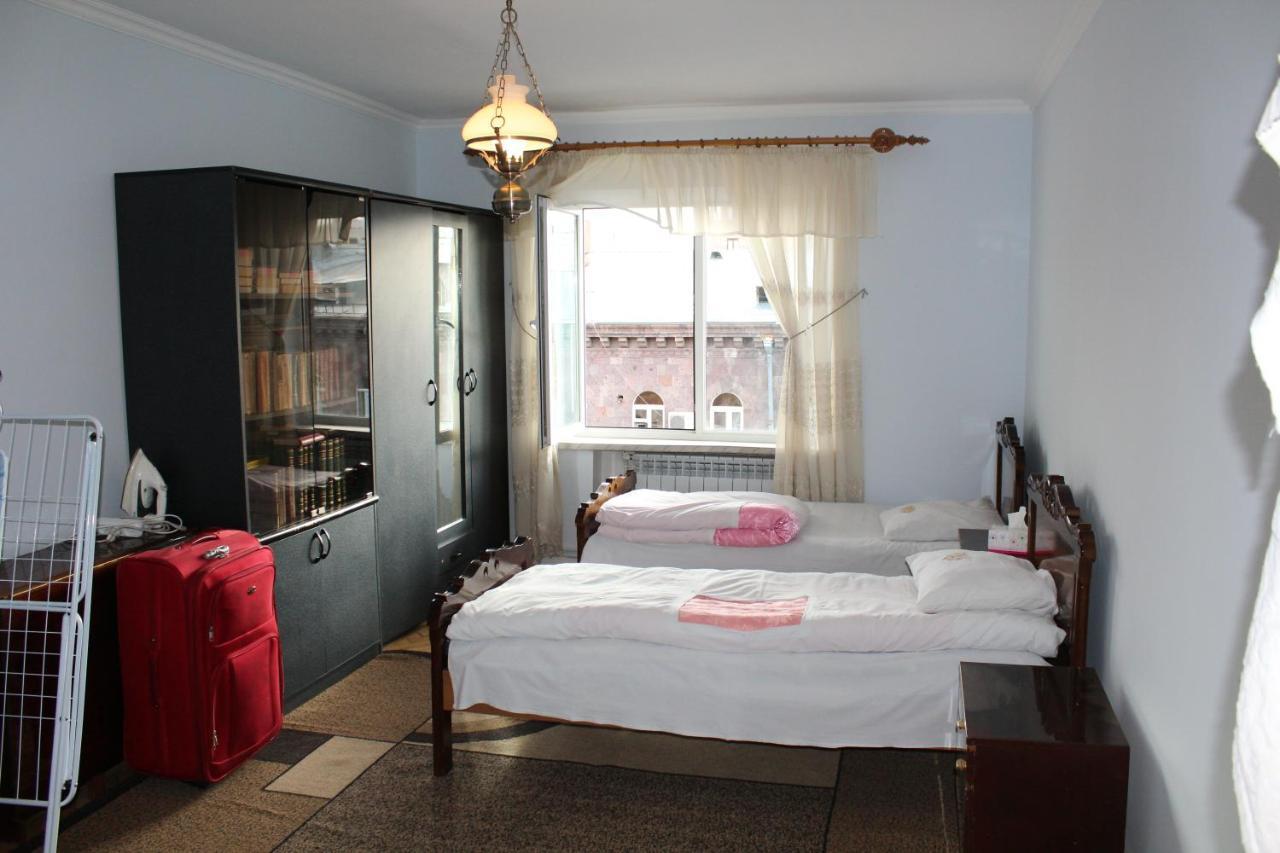 Super Location - Shared Bathroom And Kitchen Jerevan Exteriör bild